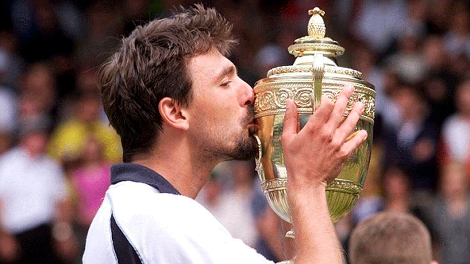 Ivanisevic won de trophy of Wimbledon in 2001
